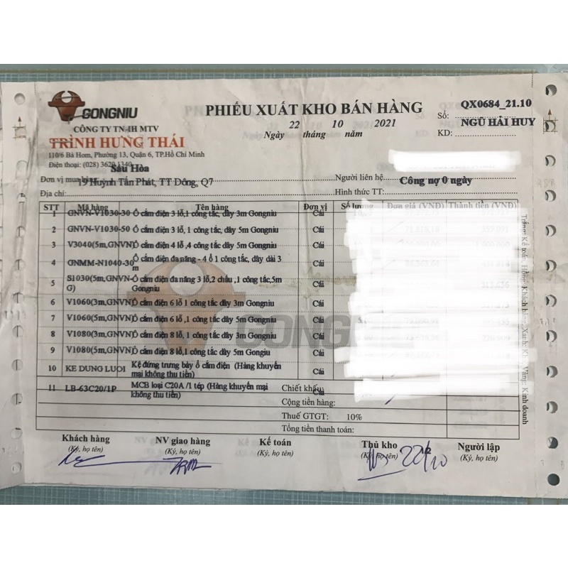 Ổ điện Gongniu 4 lỗ 3 chấu có 4 công tắc