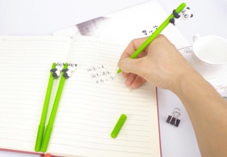 Bút nước hình gấu trúc ôm cây