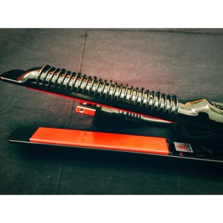 KẸP BẢN NHỎ LƯỠI ĐỎ HÀN QUỐC . ( LƯỠI CÚP VÀ LƯỠI THẲNG): dùng để uốn lọn và duỗi tóc thẳng.