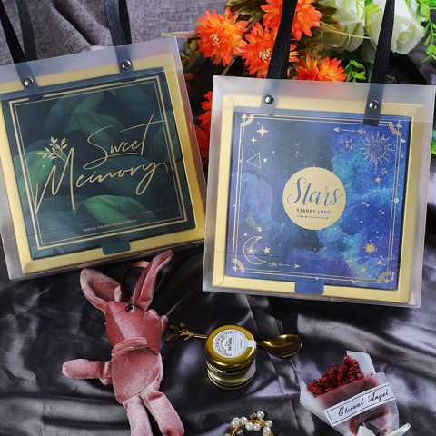 Hộp đựng quà sinh nhật giấy vuông kiểu nắp chìm kèm túi quà trong suốt, giấy rơm lót | BigBuy360 - bigbuy360.vn