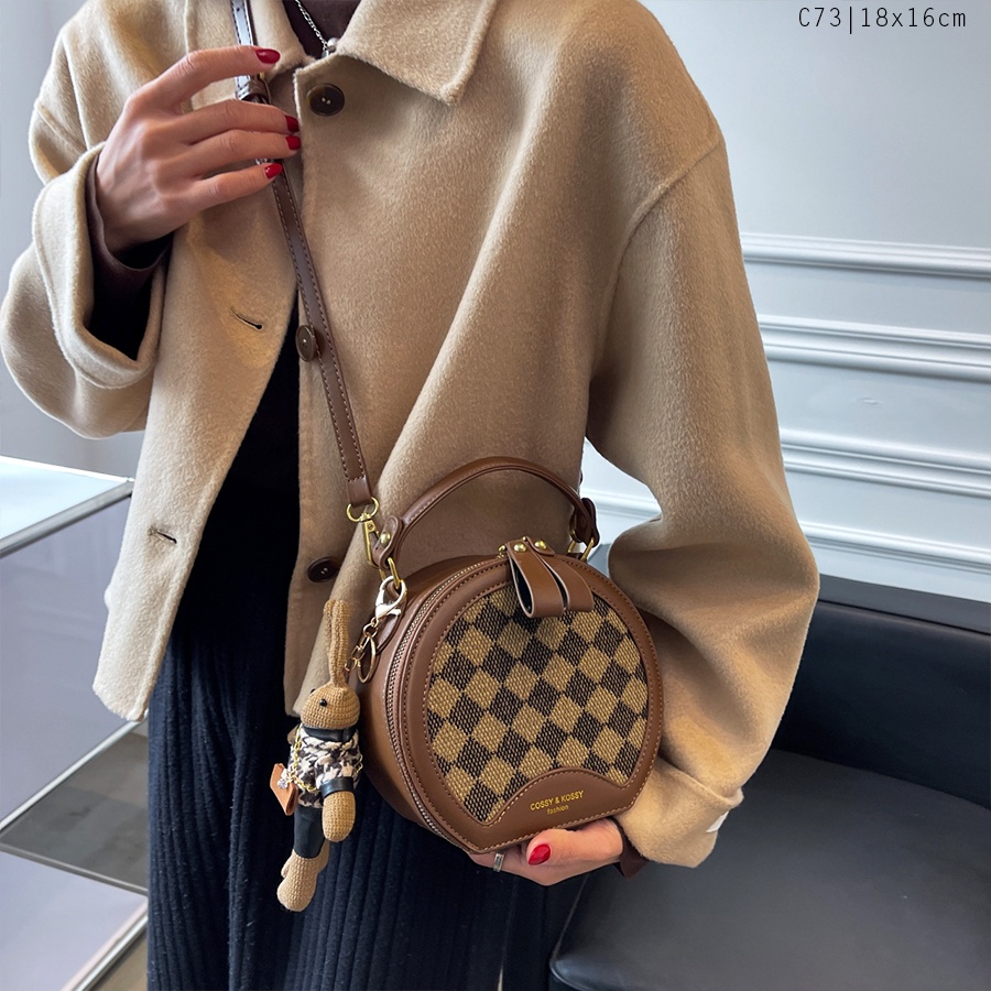 Túi tròn họa tiết bàn cờ kèm gấu- C73
