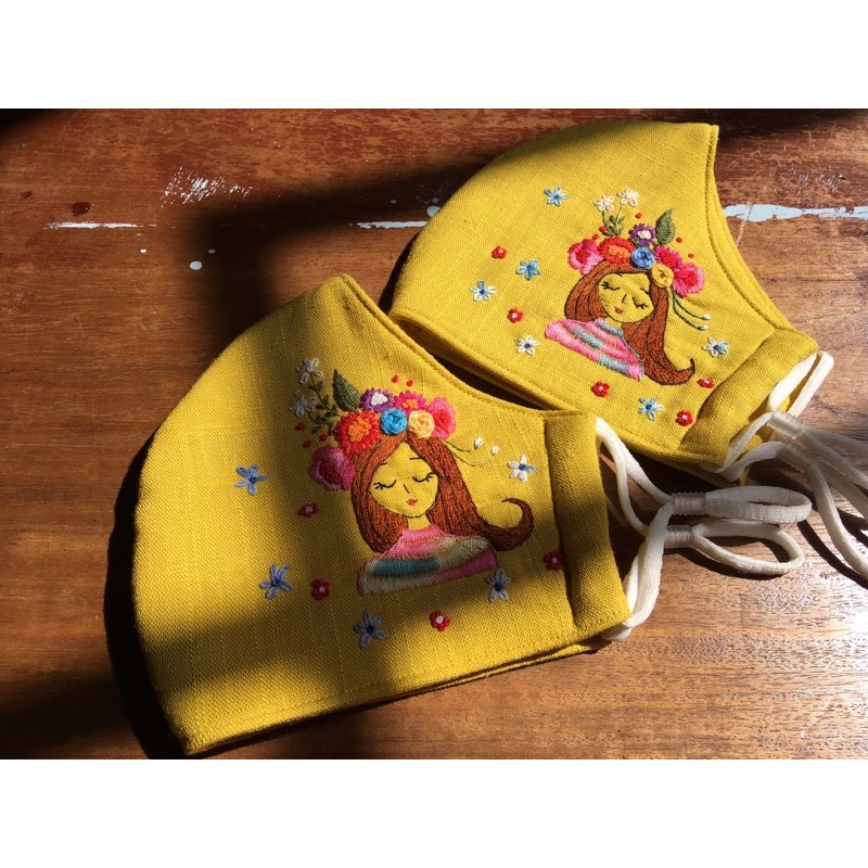 Khẩu trang vải thêu tay cô gái hoa | BigBuy360 - bigbuy360.vn