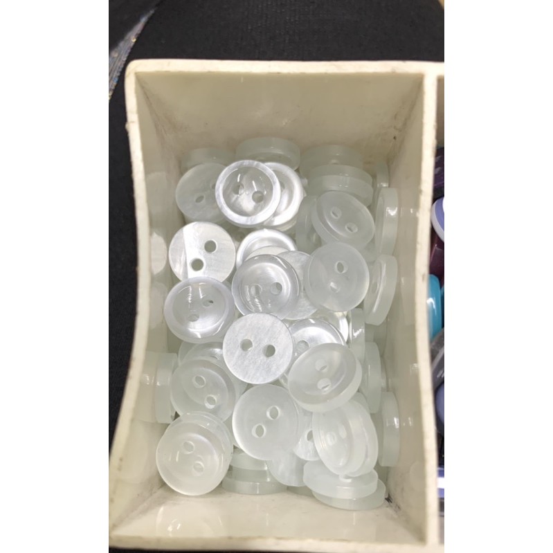 60 nút sơmi 2 lỗ trong suốt học sinh.