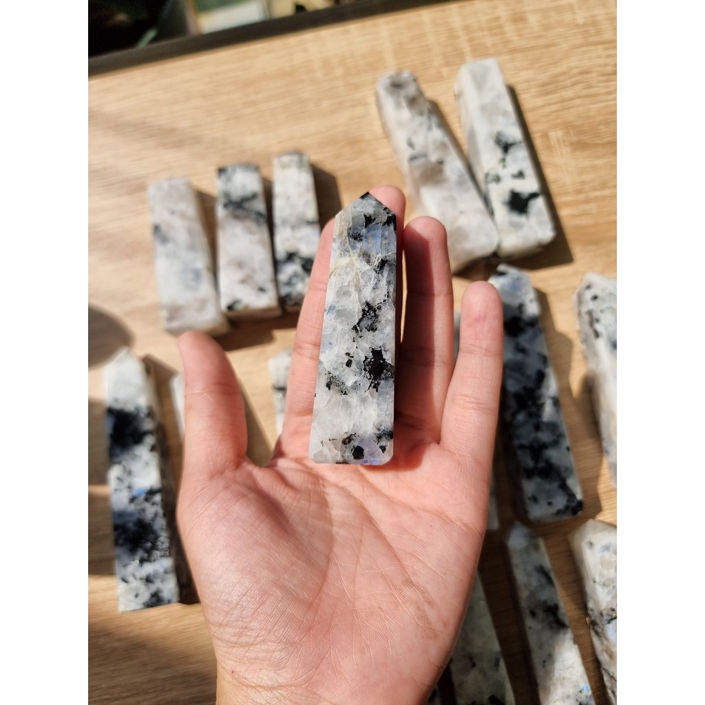 Trụ đá Mặt trăng (Moonstone), là trụ đá thanh tẩy trong Tarot, Reiki, thiền định, phong thủy