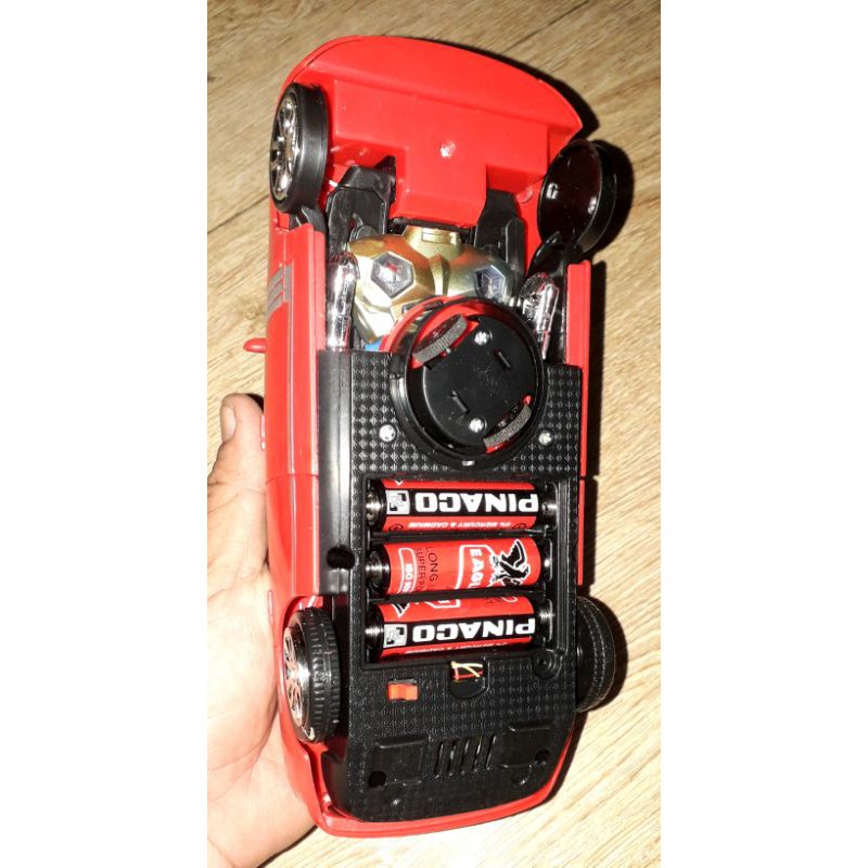 Một chiếc xe chạy pin biến hình thành robot bằng nhựa có nhạc và đèn led rất đep_tặng kèm pin