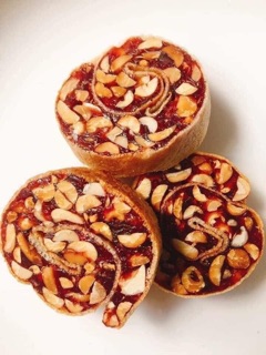 Kẹo chuối cuộn bánh tráng