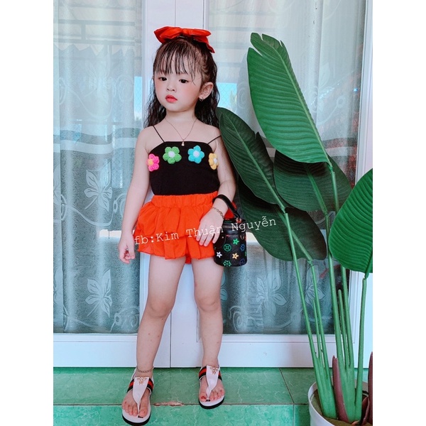 Sét áo hoa và váy kèm chíp cho bé gái