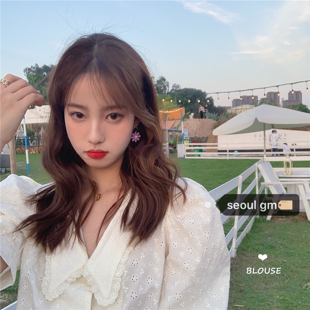 Áo màu trắng cổ chữ V tay phồng phối vải ren xinh xắn dễ thương