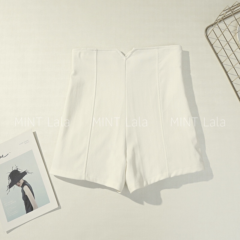 Quần Short Nữ Eo Cao Xẻ V Lưng Ôm Dáng - Đen Trắng