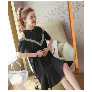 Váy đen hở vai phối kẻ V