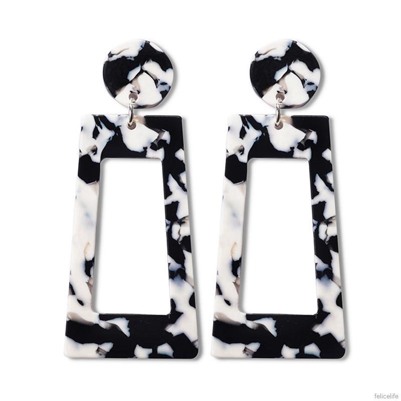 Hoa tai dáng vuông thiết kế đơn giản cho nữ