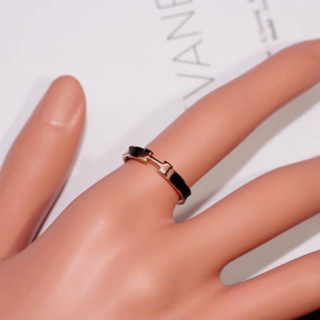 Chiếc nhẫn đeo tay hình chữ H thiết kế sáng bóng sang trọng