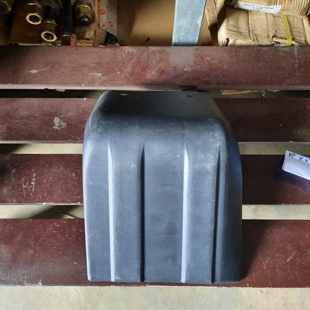 Ốp cản  trước xe Huyndai 5 tấn đời 97,  Kích thước rộng 26cm dài 35cm