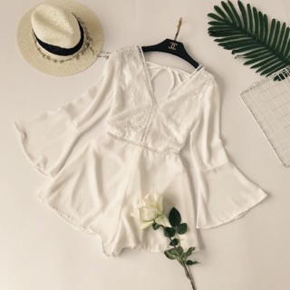 Jumpsuit tay dài phối ren 2 màu trắng và xanh đen y hình