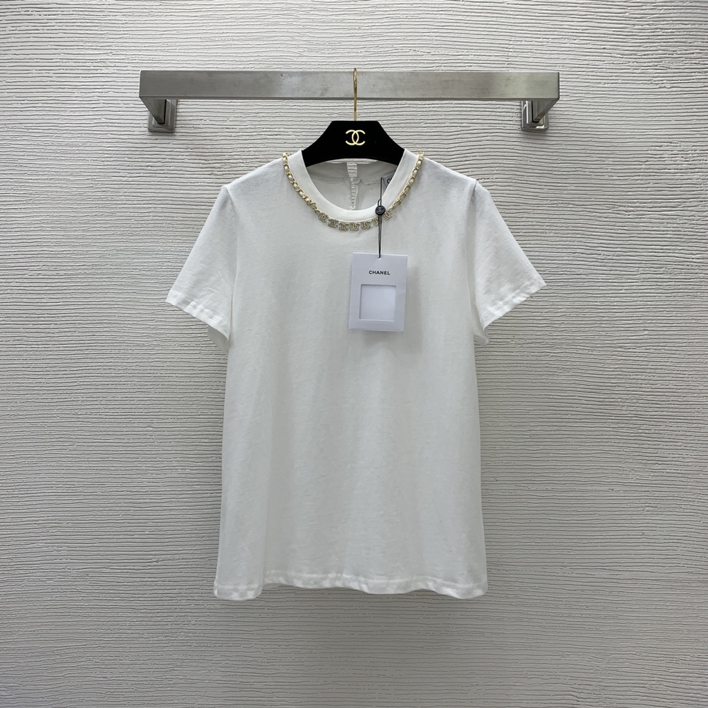 Áo thun nữ thời trang cao cấp 𝘾𝙝𝙖𝙣𝙚𝙡 𝘾𝙝𝙖𝙣n𝙚𝙡 CN thiết kế dây chuyền đan cùng logo kim loại lấp lánh, nữ tính