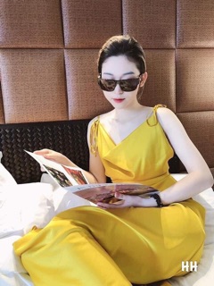 Váy lụa vàng dây hở lưng du lịch sống ảo