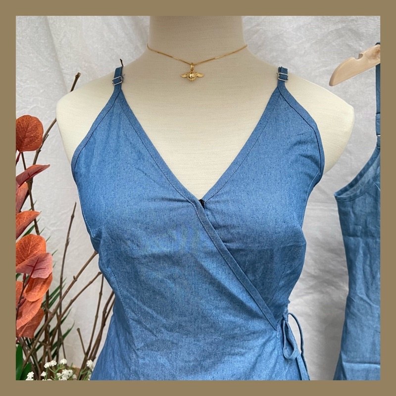 Đầm Denim Vạt Chéo Cột Nơ Hông MAYBI