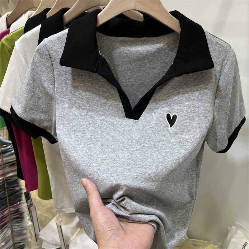 Áo polo Ngắn Tay Cổ Chữ V Thêu Hình Trái Tim Màu Sắc Tương Phản Phong Cách Mỹ Cho Nữ