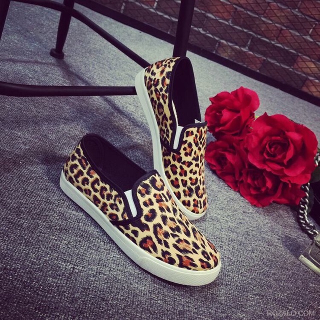 Giầy slipon hoạ tiết báo