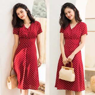 Váy chấm bi cổ tim cho người béo mập