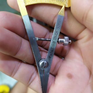 Compa cán vàng trong bộ nhấn mí