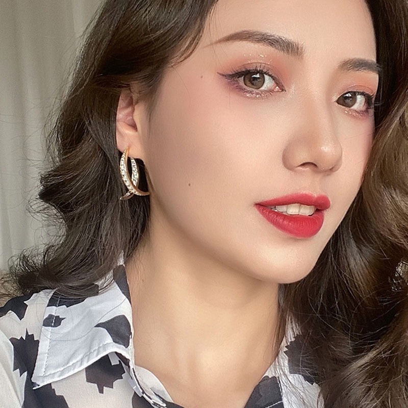 Đôi bông tai dài đính hạt đá kim cương dạng vòng cong chéo nhau dành cho nữ