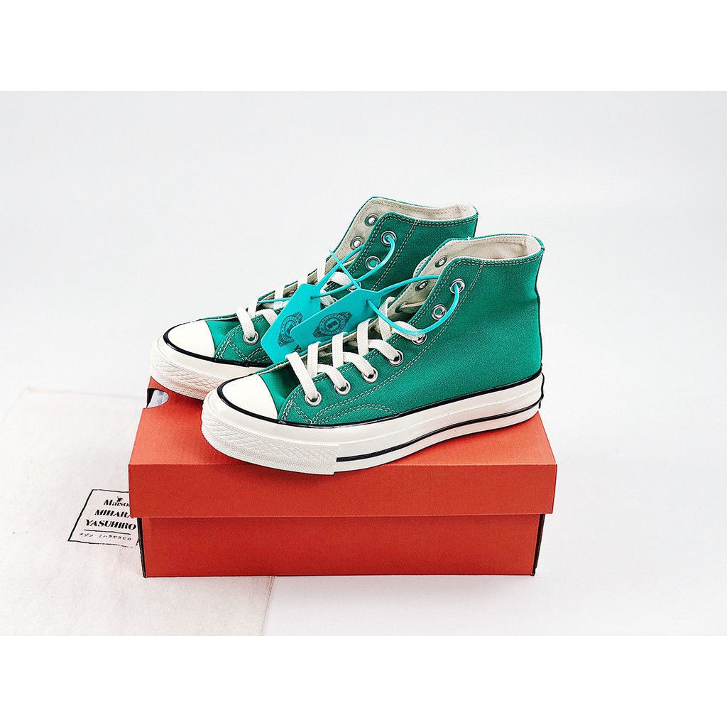 Hình ảnh chụp thực tế Màu xanh lá cây đá tươi sáng Giày Converse 1970 mới hoàn thiện lần cuối, dải thành đôi lưu hóa đáy màu xanh lam giống nhau cho nam và nữ