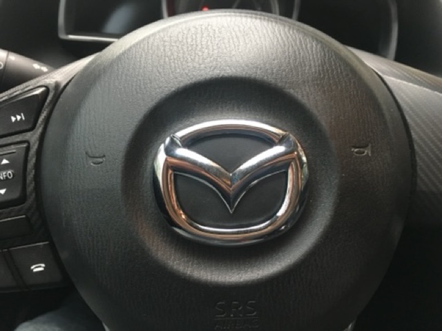 Logo ốp mazda dán đè logo vô lăng cũ