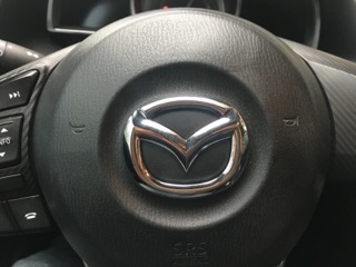 Logo ốp mazda dán đè logo vô lăng cũ