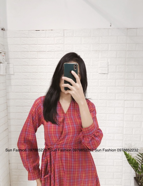 Đầm caro đỏ tay dài cổ V đắp chéo Sun Fashion