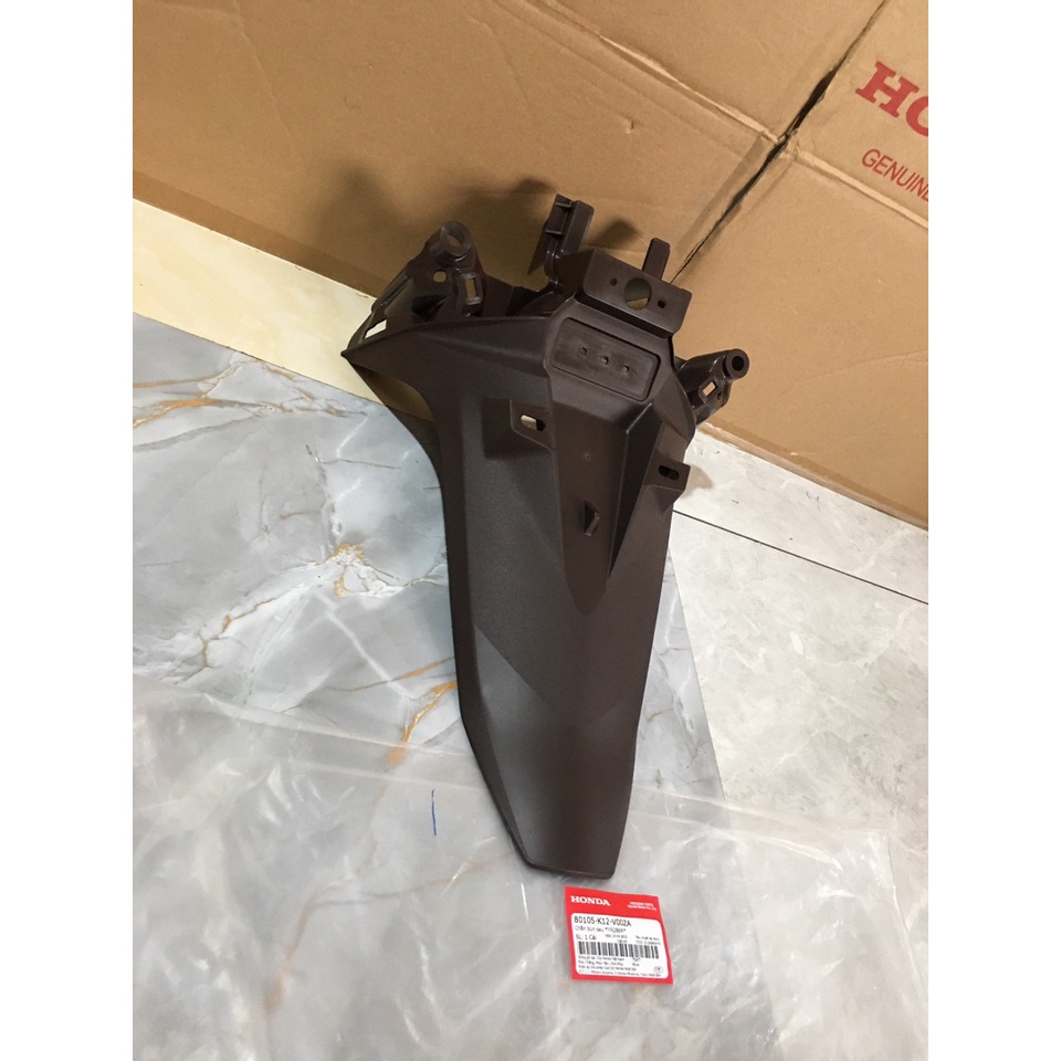 Chắn bùn sau - đuôi bắt biển HONDA LEAD 125 năm 2018-2019 màu Nâu. *YR286R* 80105K12V00ZA
