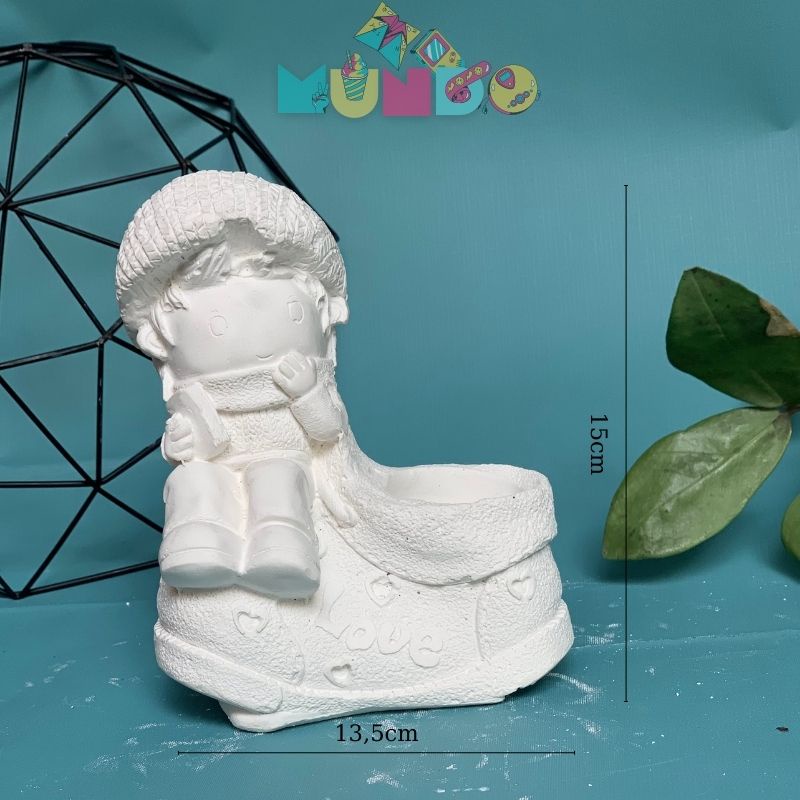 Tượng tô màu cao cấp cậu bé trên chiếc giày, tượng thạch cao MUNDO