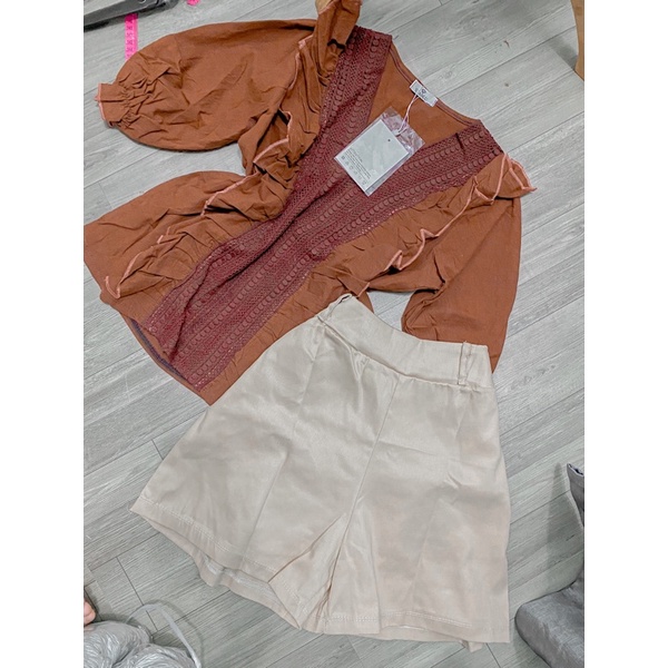Set áo đũi bèo phối quần sooc kaki form thụng cá tính V00405 màu nâu kem AĐ BOUTIQUE