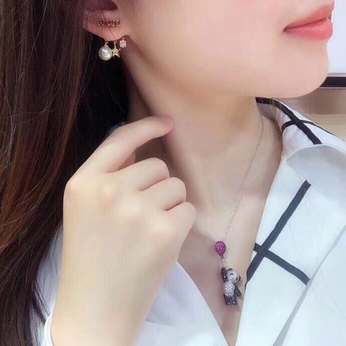 Khuyên tai nữ thiết kế DIOR thiết kế tinh xảo độc đáo thời trang