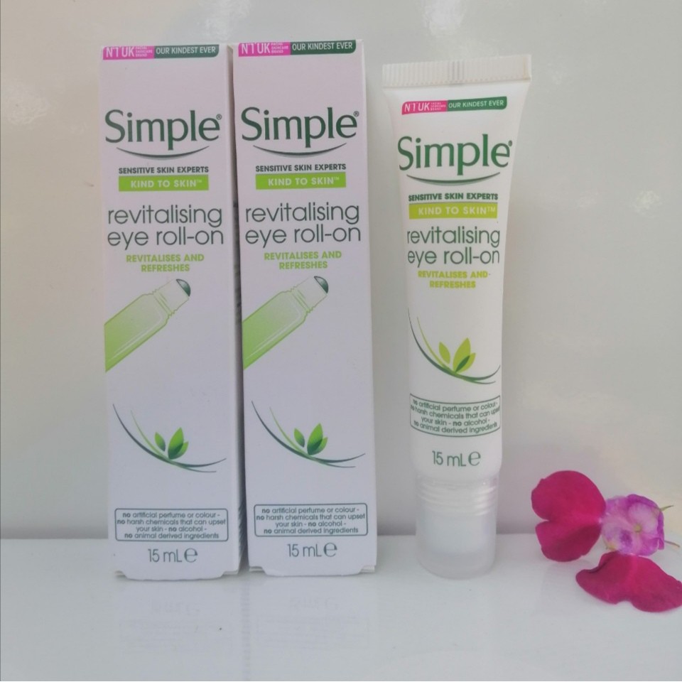 [ Mẫu mới chính hãng ] Lăn dưỡng mắt trị bọng mắt quầng thâm Simple Kind To Eyes Revitalising Eye Roll- On