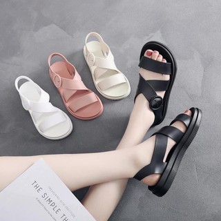 Dép sandal nhựa dẻo quai chéo .