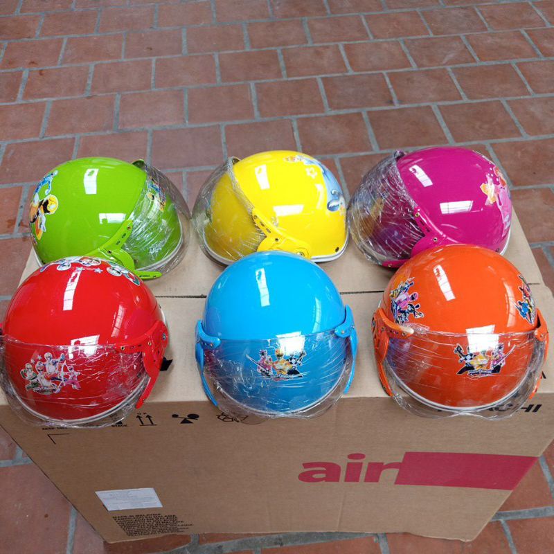 MŨ BẢO HIỂM KÍNH TRẺ EM LOẠI ĐẸP  tặng 1 móc dính 3D