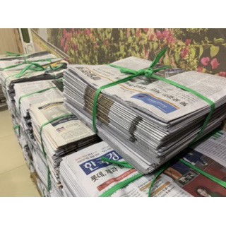 Giấy báo cũ dùng gói quà, chèn hàng, tiết kiệm bảo vệ môi trường