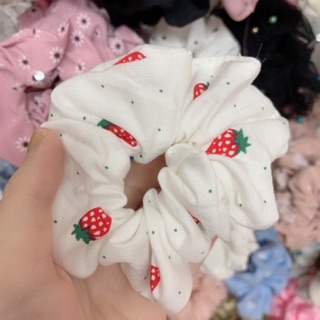 Cột tóc scrunchies dâu tây tơ tằm