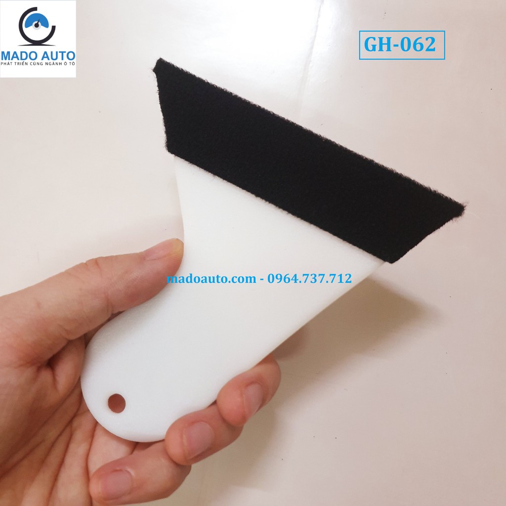 Gạt dán Decal xe ô tô hình tam giác, lưỡi bọc nỉ chống xước dán Decal ô tô xe máy MADO AUTO