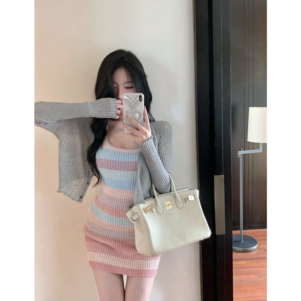 Đầm dệt kim hai dây phong cách thời trang Hàn Quốc với họa tiết kẻ sọc và màu gradient