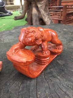 Tượng hổ gỗ hương