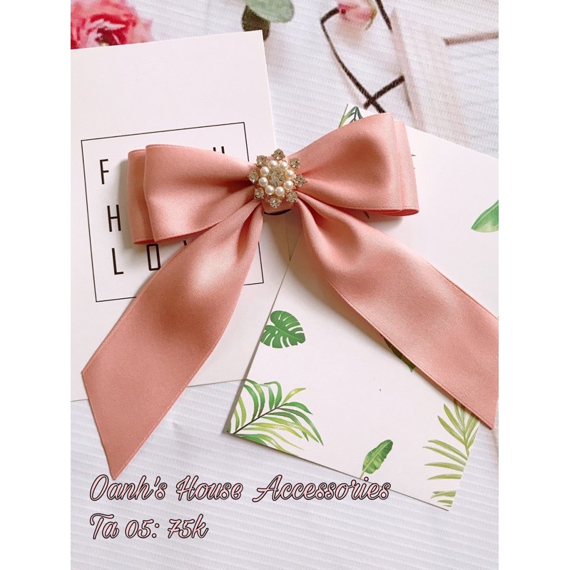 Tag cài áo lụa polyester đính đá tròn xinh xắn