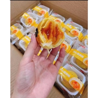 1 chiếc bánh trứng muối tan chảy