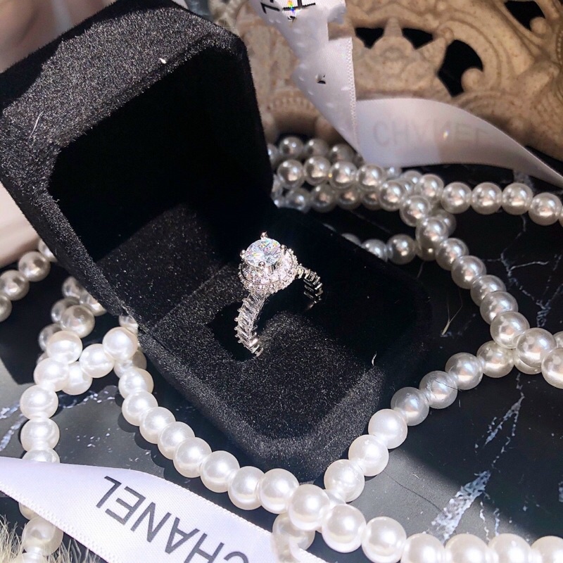 Nhẫn full xoàng đá bagguet siêu sáng xi bạch kim Kami