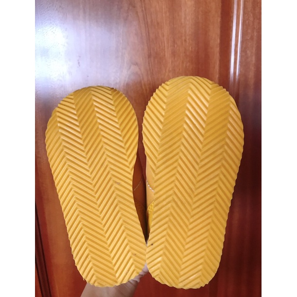 Giày thể thao HM màu vàng