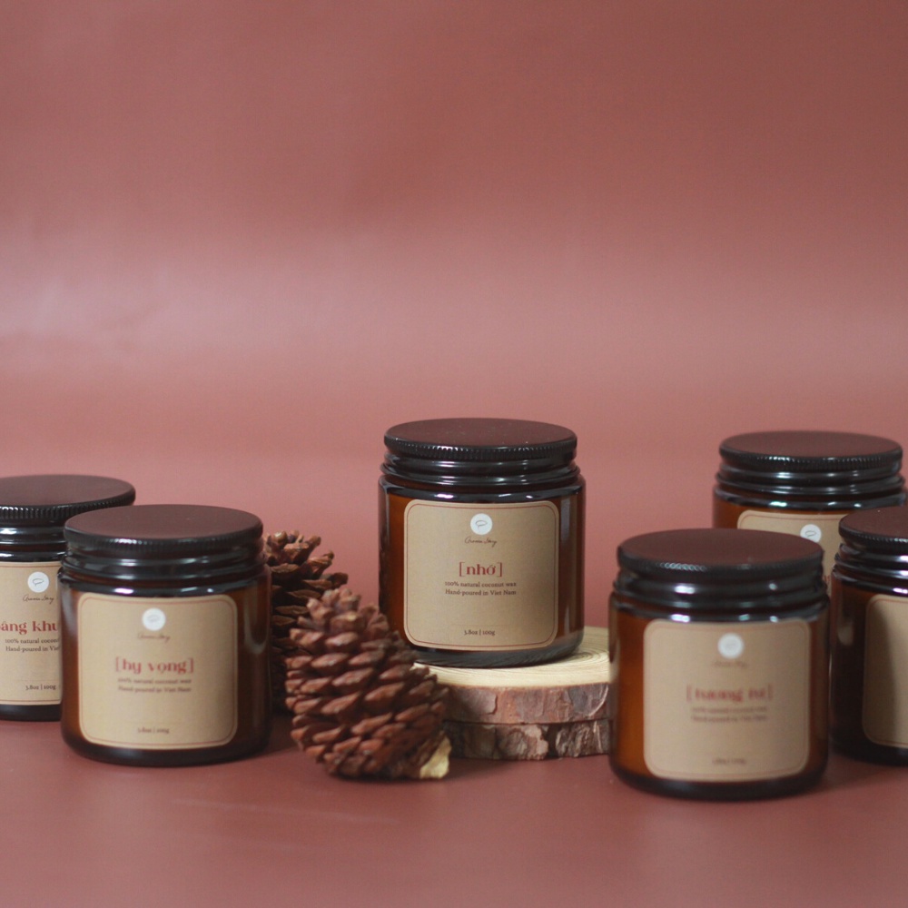 Nến Thơm Trang Trí, Cao Cấp, Tự Nhiên Aroma Story Hương Gỗ Ấm Và Hoa Anh Đào "Thương" Size 100g