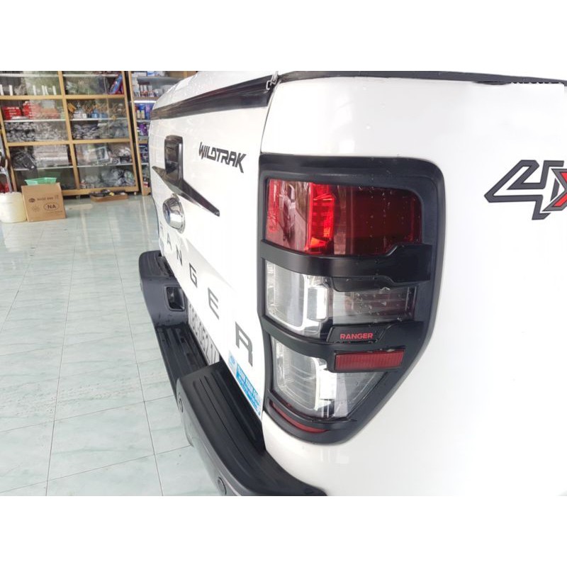 Bộ 4 ốp đèn pha hậu Ford Ranger 2014 đến 2020 có 2 màu đen trắng