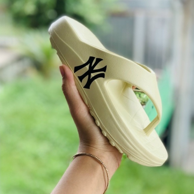 Dép 𝐌𝐋𝐁 nam nữ, dép quai ngang nam nữ unisex 𝐌𝐋𝐁 -FREESHIP + Hộp- dép kẹp 𝐌𝐋𝐁 𝐍𝐘 thể thao bóng chày nam nữ in 𝐍𝐘 vàng