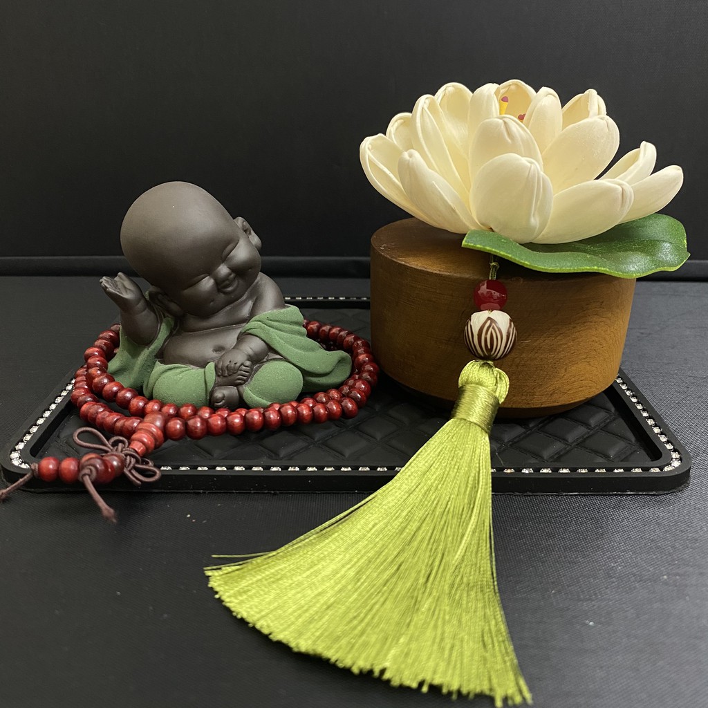 SET TƯỢNG GỐM CHÚ TIỂU VUI VẺ VÀ ĐÀI SEN GỖ TRANG TRÍ TAPLO XE HƠI